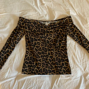 Leopard tröja 🐆  - Denna tröjan köpte jag för ca 1 år sen. Jag har använd den ett par få gånger. inget är i sönder eller slitigt. materialet på tröjan är super skönt. Storleken är S. Vid intresse kontakta mig på Plick eller via sms. 0793134753. Mvh bea 🌸