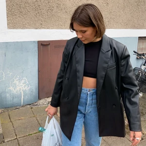 Skinnkappa - Skinnkappa från mango. Använd sparsamt under ca 3 månader. Köpt på mango för runt 700:-. Kappan är i storlek L men passar mig som vanligtvis är S/M men den sitter lite over sized. Kan frakta om köparen står för frakt annars mötas upp i Växjö. Pris kan diskuteras vid snabb affär. 