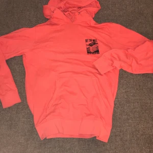 Vans hoodie  - Rosa vans hoodie. Jätteskön passform och snyggt tryck på ryggen. Knappt använd. Storlek S men passar mig som M. Skriv gärna vid frågor!:)