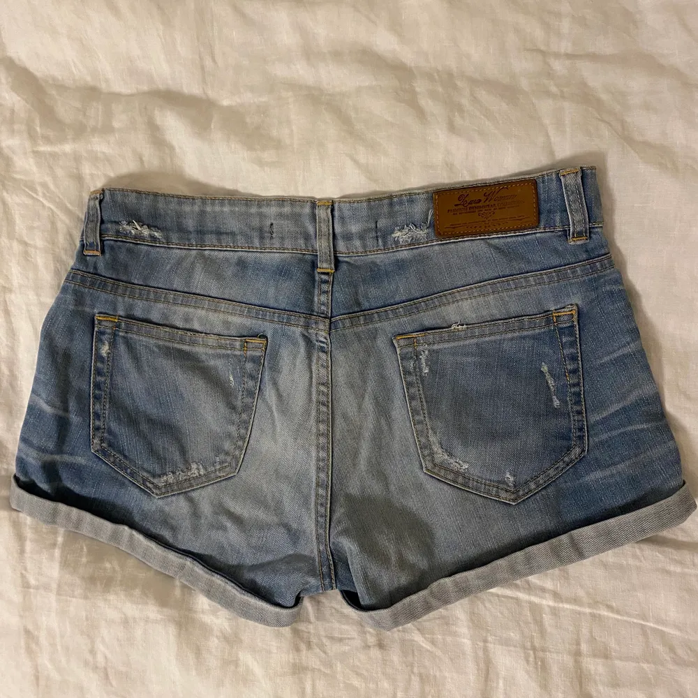 Skönt jeansshorts som håller sig på plats. Tyvärr för små för mig nu, men älskar dem. Shorts.