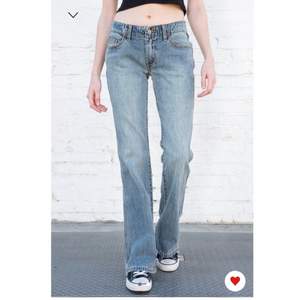 De populära och skitfina Eleanor jeans från Brandy Melville som är helt nya med lapp kvar (fick hem dem för några dagar sen bara)! Säljer för att de var för långa för mig :( Passar bra på någon som e 170-175 cm cirka ✨Nypris cirka 500 inkluderat frakt! Jag säljer för 350 + frakt