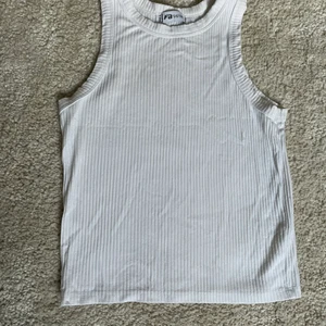 Vitt linne - Fint vitt linne ifrån New Yorker, aldrig andvänt det och det är därför jag säljer det❤️ köpare står för frakt