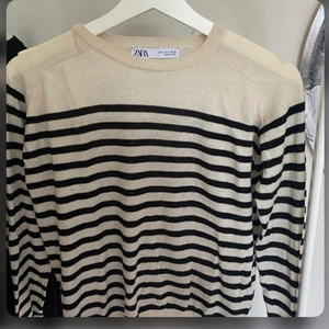 Randig zara tröja - Säljer då jag inte använder den. Har ett igensytt hål i armhålan men syns ej.