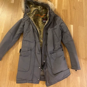 Parajumers jacka  - Använd ett fåtal gånger. Jackan är en special edetion, det kan vara en höst jacka men också en vinter jacka, går att skifta själv. För mer frågor skriv dm 