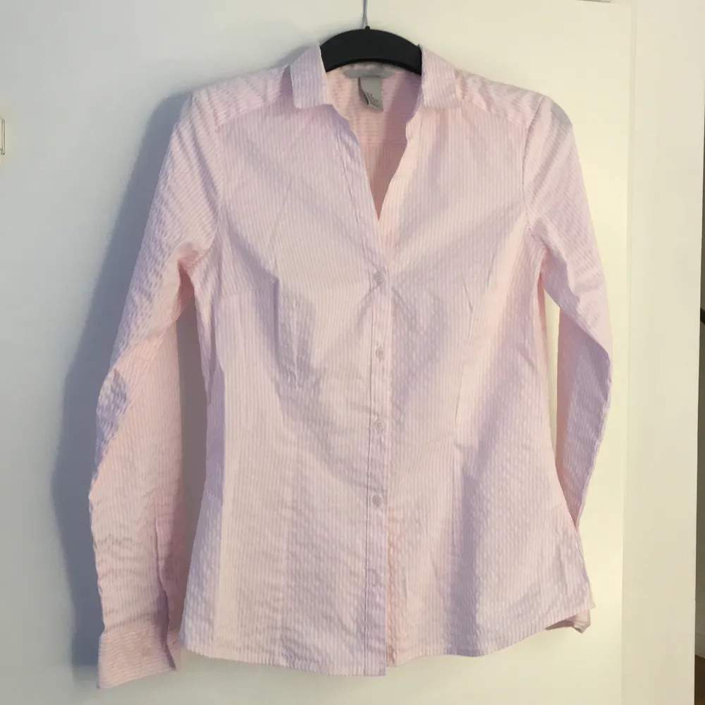 En fin rosa och vit randig skjorta från H&M. Liten i storleken✨. Skjortor.