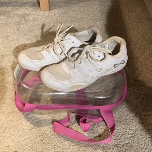 Cheerleading skor! - Nfinity cheer skor i storlek 7.5 som motsvarar storlek 37,5. Använda en säsong, bra skick! Box ingår.  (Köpare står för frakt)