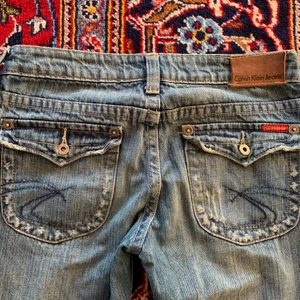 Low-Waist Calvin Klein jeans - Så sjukt snygga lågmidjade jeans från Calvin Klein. Långa i benen, hellånga på mig som är 175! Köparen står för frakt💕 Buda i dm! Högst bud 270❤️ midjemått:80cm. Budgivningen avslutas tisdag kl 18!