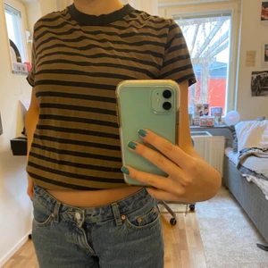 Tröja från Brandy Melville  - En så fin tröja från Brandy Melville som inte används lika mycket längre. Så skön! Det står inte storlek i den, jag tror den är onesize, men passar mig som oftast när Xs-S. Säljer för 90kr+frakt, kan också mötas upp💞