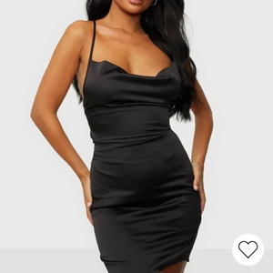 Stim klänning - Säljer denna snygga klänningen från Nelly i strl 36