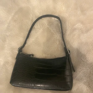 Svart axelremsväska nakd - Superfin och bra kvalite på väskan. Från Nakd. Jättefint skick. Köparen står för frakten💕