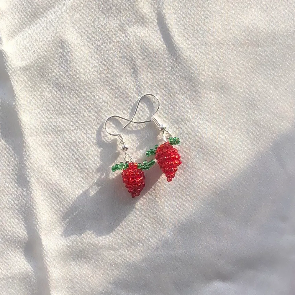 Söta små handgjorda jordgubbs örhängen! 🍓 De är gjorda utav små seed beads. Vet tyvärr inte ifall krokarna är nickelfria. Vid fler frågor kontakta mig. Frakt tillkommer på 13kr ❤️. Accessoarer.