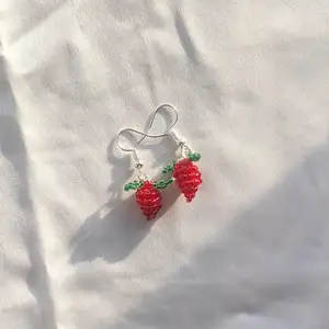 Söta små handgjorda jordgubbs örhängen! 🍓 De är gjorda utav små seed beads. Vet tyvärr inte ifall krokarna är nickelfria. Vid fler frågor kontakta mig. Frakt tillkommer på 13kr ❤️