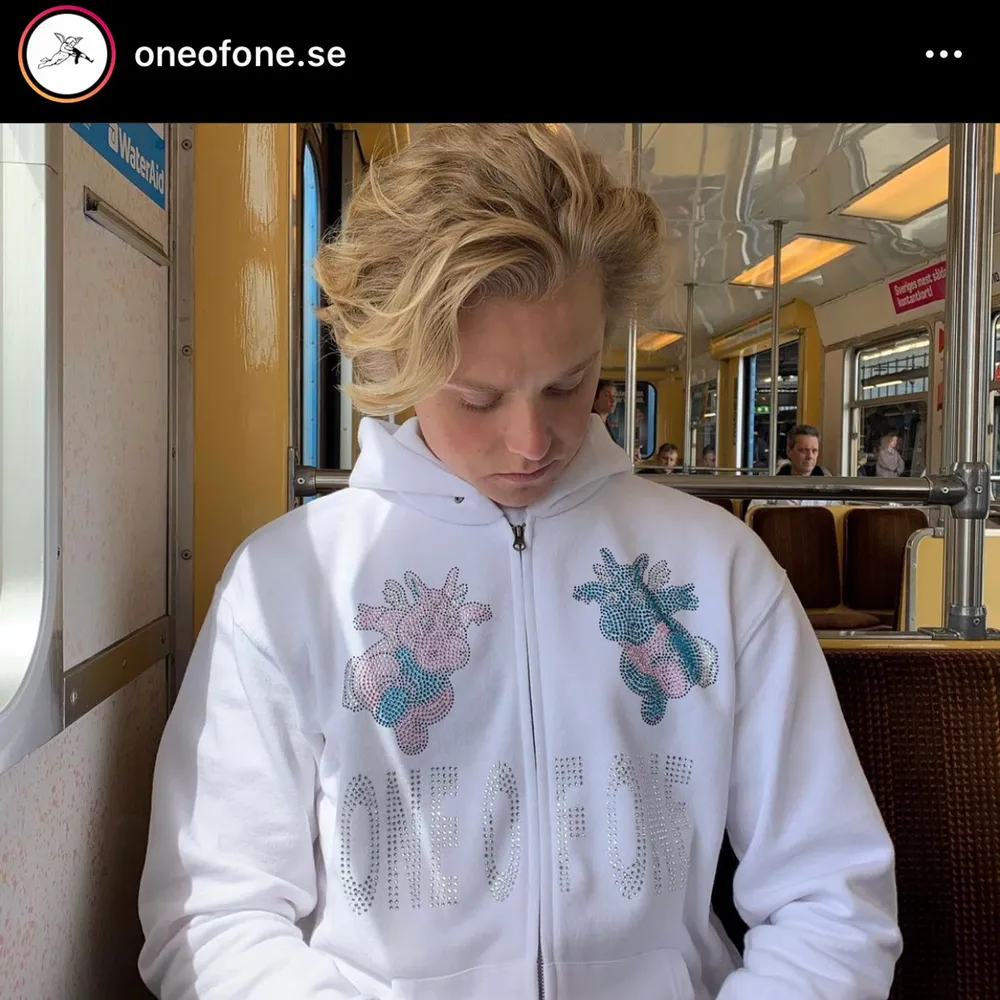  Säljer min limited One Of One hoodie i storlek S💙(hoodien är TTS) väldigt fint skick & alla stenar är kvar💗(snören kommer såklart med!!) Köp direkt för 1000🤍(ej hugget i sten!) Skriv privat för fler bilder/frågor💗. Hoodies.