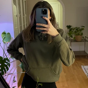 Grön hoodie  - En snygg grön hoodie från bikbok i storlek XS men skulle säga att den även passar en S. Använd ett fåtal ggr💖🤗 köparen står för frakten!! 