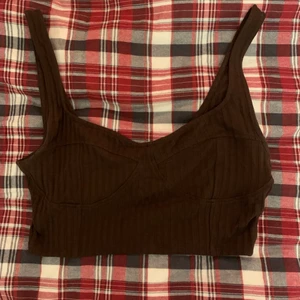 Topp - Jättesnygg brun topp. Tyvärr är den för stor för mig. Köparen står för frakt 