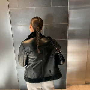 Fodrar skinnjacka stl S - Perfekt till vintern! Köpt fem prettylittlething. Fraktar gärna😊