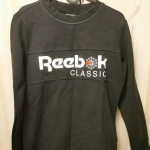 Sweatshirt Reebok strl S - Svart längre sweatshirt från Reebok strl S. Köparen står för frakt ☺️