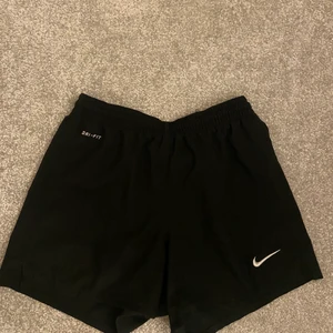 Nike shorts -  tränings shorts som är perfekta att typ springa i, och superfina🖤