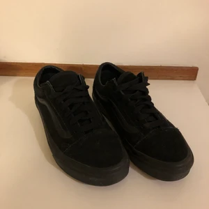 Svarta Vans strl. 38 - Säljer mina svarta Vans i storlek 38, endast provade några gånger men dom är tyvärr för små för mig