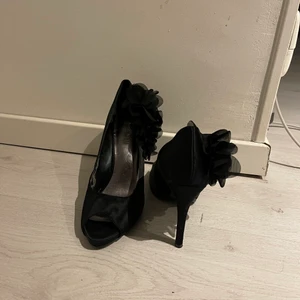 Klackskor  - Säljer dessa klackar från nine west . Fick dem i present från USA. fint skick på dem. Storlek: 41 Pris kan diskuteras. För mer information kontakta mig gärna😊