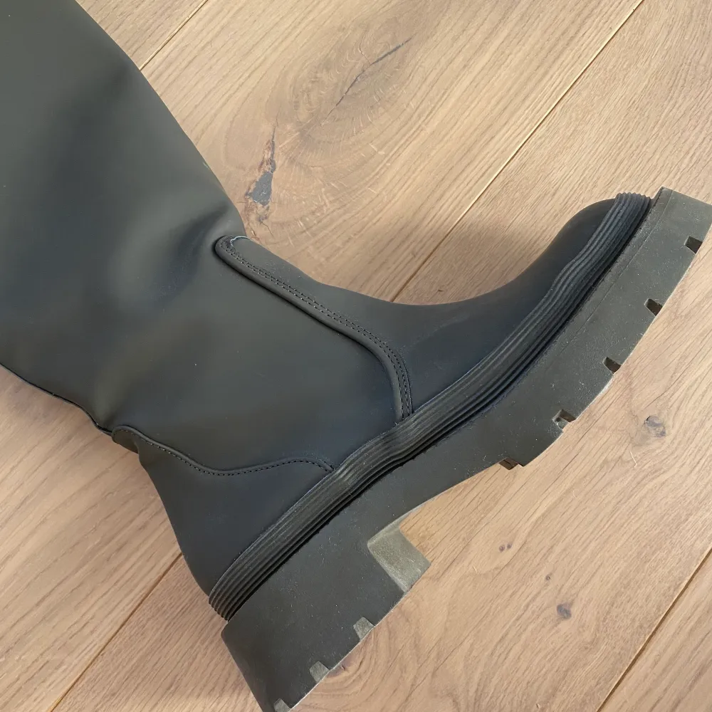 Supersnygga militärgröna knähöga boots. Har endast används en gång utomhus. Säljes pga fel storlek. Så i princip helt nya!. Skor.