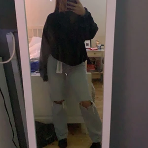 Gina tricot jeans - Superfina byxor från Gina i strl 36. Dem satt inte precis som jag ville. Säljs för 200kr, frakten är inräknad i priset. 😊 Helt oanvända, bara provade så prislappen är kvar på jeansen.