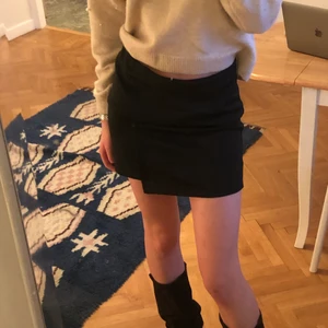 Kjol Svart Gina Tricot  - Jättesnygg kjol med omlottdetalj 💋💋 kan mötas upp i centrala Stockholm, annars står köparen för frakt ❤️‍🩹
