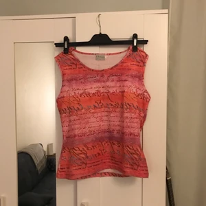 Rosa topp - Jättefin rosa topp köpt secondhand! Säljer pga att den inte kommer till användning tyvärr. Storlek M-L. Möts helst upp men kan även frakta, då står köparen för frakten :))