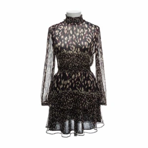 Super fin zara klänning  - Köpt på sellpy för ca 1 vecka sedan, men säljer för att den inte satt som jag ville. Storlek s men passar både större och mindre💕 kan skicka egna bilder om det behövs! Liknar den slutsålda och eftertraktade zara känningen som såldes förra året. 