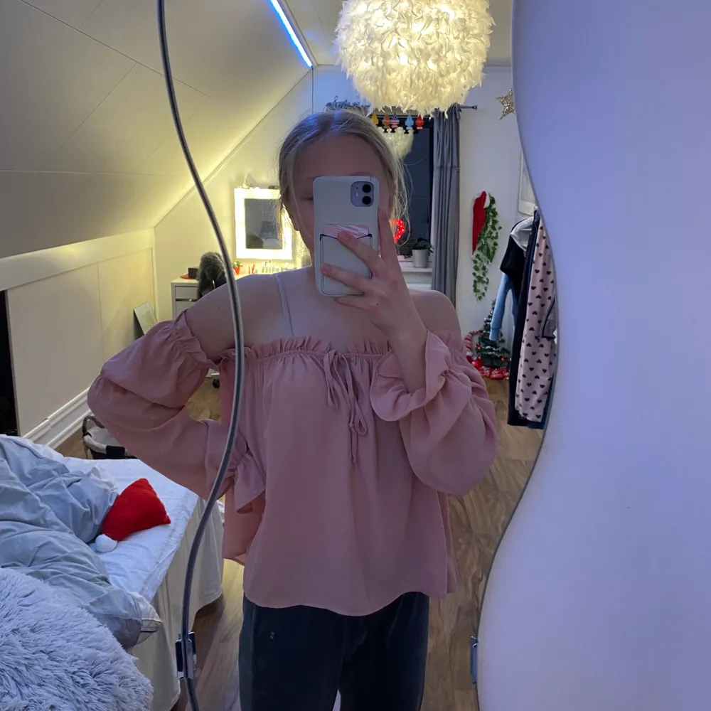 Oanvänd blus från Nelly, jättefin! Inga fel på den, säljer för 70kr! Som ni ser är den för stor för mig, och det är därför jag säljer👍🏻. Puserot.