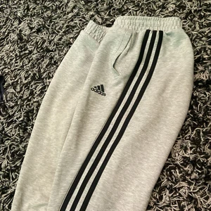 Adidas mjukis byxor - inga hål eller nått bra skick