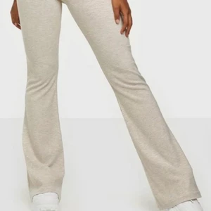 Byxor - Ljusa byxor med bootcut från Nelly i storlek S. Jättesköna och mysiga