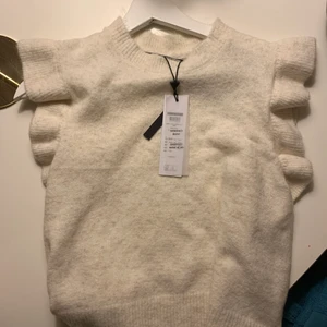 stickad topp  - så fin stickad topp i storlek M (passar s också). Helt nyskick med prislapp kvar. Nypris 300kr, slutsåld 