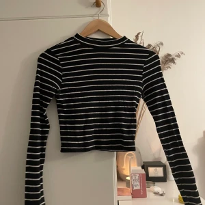 Tröja - Säljer pågrund av att den inte kommer till andvändning. Skriv för fler bilder