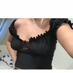 Topp  - Topp från missguided, helt oanvänd! Går att ha både off shoulder och uppe på axlarna! Tyvärr inte min stil så hoppas nån annan kan rocka den 