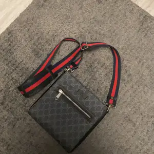 Gucci väska 1:1 kopia nyskick ingen skillnad från äkta 