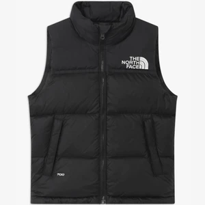 North Face väst - North Face väst retro. Köpt på Zalandos barnavdelningen alltså barnstorlek men passar mig som brukar ha S. Jättefin men kommer inte till användning. Som ny. Buda!!💕