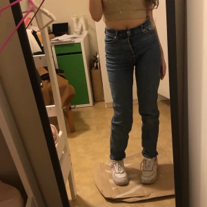 Jeans  - Jag säljer dessa vackra byxor som tyvärr är för små för mig, de är i perfekt skick!  och priset kan diskuteras!