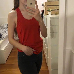 Björn Borg tränings linne  - Köpte den i sommras, lite nopprig men inget som syns, den är i storlek 36 och bomulls matreal. 