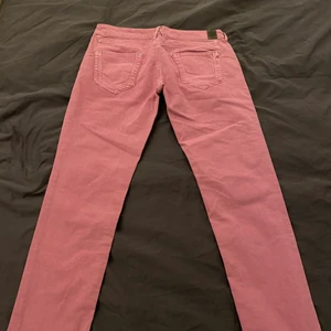 Rosa Replay Jeans - HELT OANVÄNDA replay jeans - har dock tagit av prislappen så säljes för 399 eller högre bud. På tok för stora för mig så JAG är mycket liten. Raka i passformen och medellåg midja. Köpare står för frakt.
