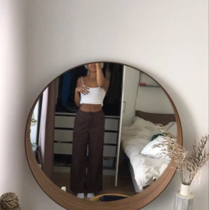 Bruna byxor - Säljer dessa vida bruna byxor då de aldrig kommer till någon användning! Använt de max 3 gånger! Väldigt mjukt och skönt material på byxorna! Jag är ungefär 167 cm lång och har vanligtvis M i byxor! 