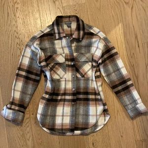 Skjortjacka ifrån Lindex  - Sjukt snygg skjortjacka ifrån Lindex. Storlek S och använd en gång. 