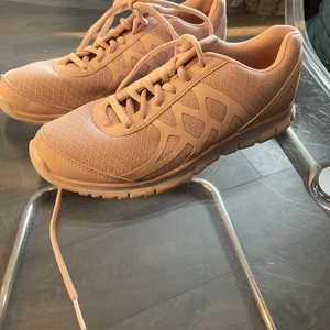 Tränings skor - Träningsskor, använda ca 2 ggr, säljer pga fel storlek💜