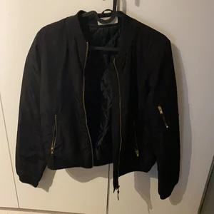 Bomberjacka - Säljer min svarta bomberjacka från Noisy may i strl S. Knappt använd. Hör av er om ni är intresserade💕