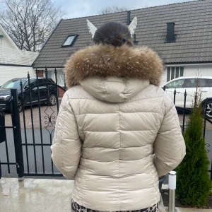 Beige rock and blue jacka - Säljer äkta och varm rock and blue jacka med äkta brun pälskrage, köpt för 2400kr säljer för 1200kr vid snabbaffär kan priset diskuteras