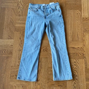 Other stories raka jeans - ”Straight Leg” Jeans från & Other Stories i storlek 27. Lite kortare i modellen med raka ben, stretchiga och väldigt sköna att ha på sig! Köptes för länge sedan men aldrig använda och har lappen kvar! Köptes för 690 kronor