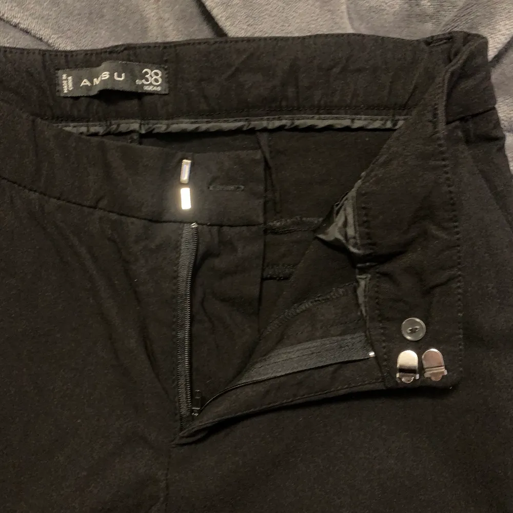 Svarta kostymbyxor. Fake-fickor bak. Jeans & Byxor.