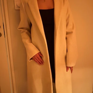 Kappa - Här är den perfekta vår kappan. Den är beige/vit och har aldrig används innan.