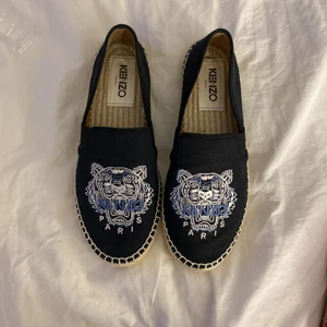 Kenzo Sandler  - Kenzo sandaler perfekta till sommaren i storlek 38. Använda 1 gång 