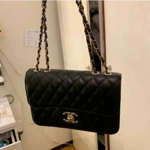 Chanel väska - En fin chanel väska ej äkta jätte fint skick o ser ut o vara äkta